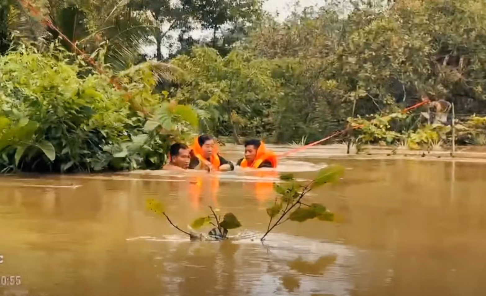 Công an xã cứu hộ đưa cụ bà hơn 70 tuổi bị mắc kẹt giữa dòng nước lũ -0