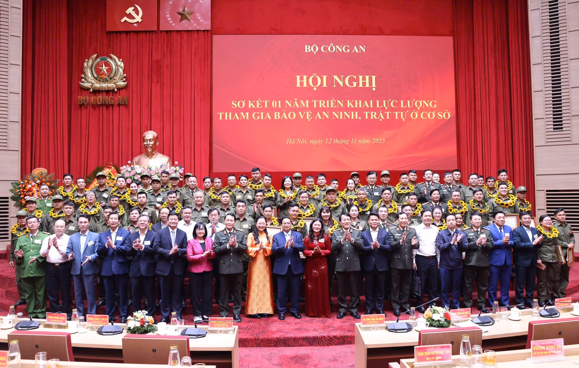 Thủ tướng Phạm Minh Chính, Bộ trưởng Lương Tam Quang với các đại biểu tham dự hội nghị.