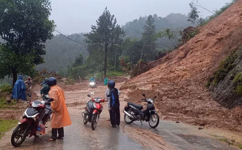 Nhiều nơi ở miền Trung lại chìm trong lũ, Công an kịp thời đảm bảo an toàn cho người dân -0