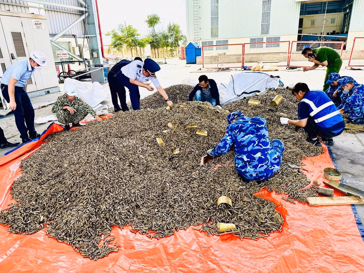 Doanh nghiệp đem hơn 25 tấn đạn, vỏ đạn quân dụng nhập khẩu cảng Hải Phòng bị Hải quan phát hiện -0