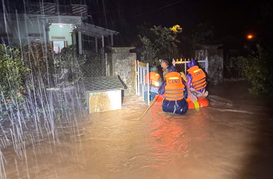 Nhiều vùng trũng phía Đông Đắk Lắk ngập trong lũ lụt, Công an nỗ lực cứu nạn cứu hộ xuyên đêm -0