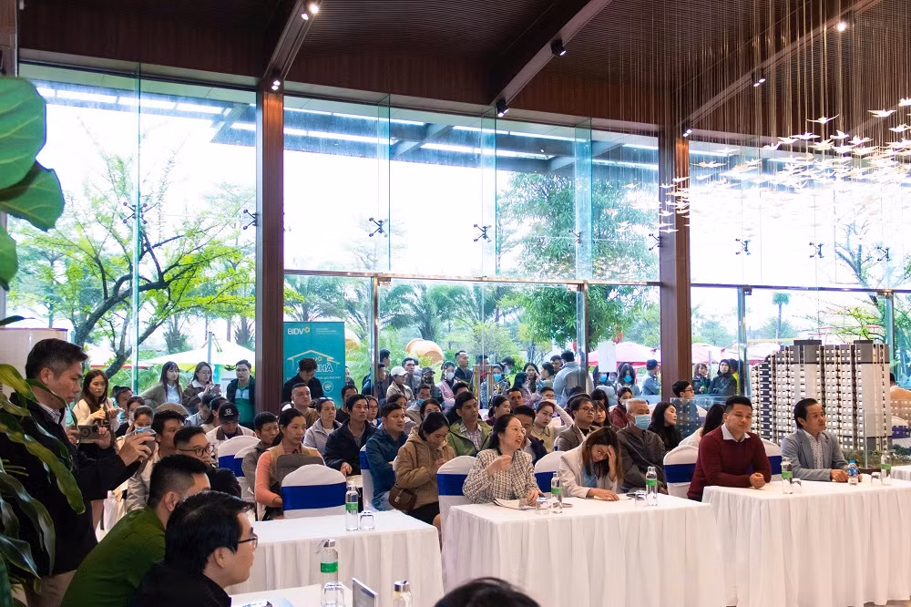 Hàng trăm người dân bốc thăm để mua nhà ở xã hội -0