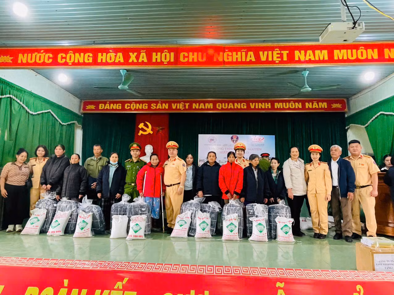 Nghĩa tình của lực lượng CSGT với đồng bào vùng lũ Nghệ An -0