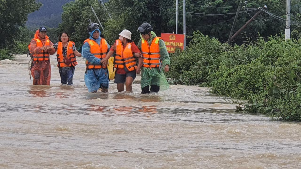 Lực lượng Công an Khánh Hòa dầm mình trong mưa lũ sư tán, cứu nạn nhiều người dân trong vùng lũ lụt -0