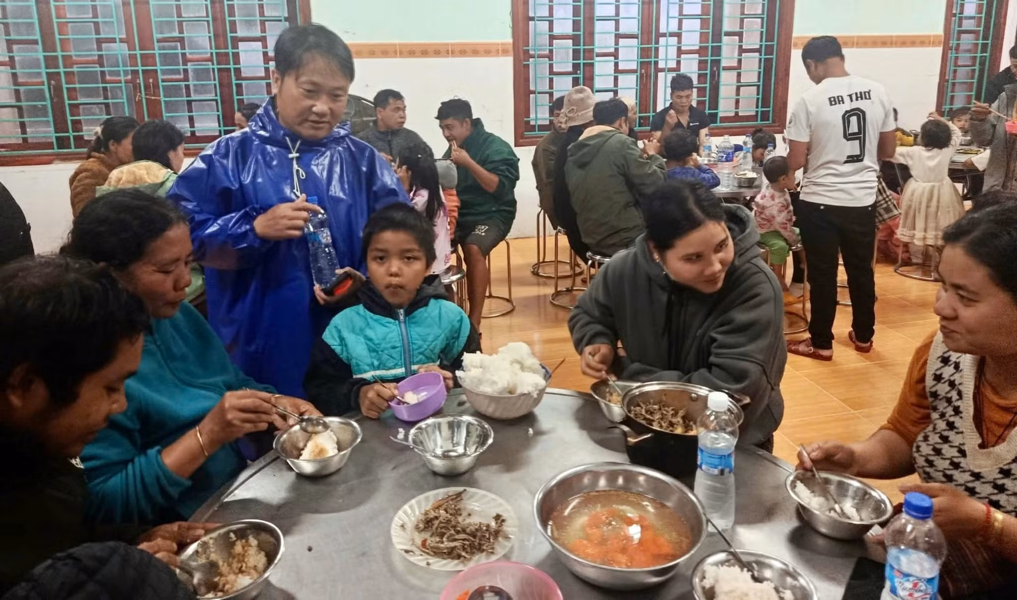 Đà Nẵng: Núi nổ, tạm dừng tìm kiếm 3 người mất tích, di dời hàng chục người dân -1