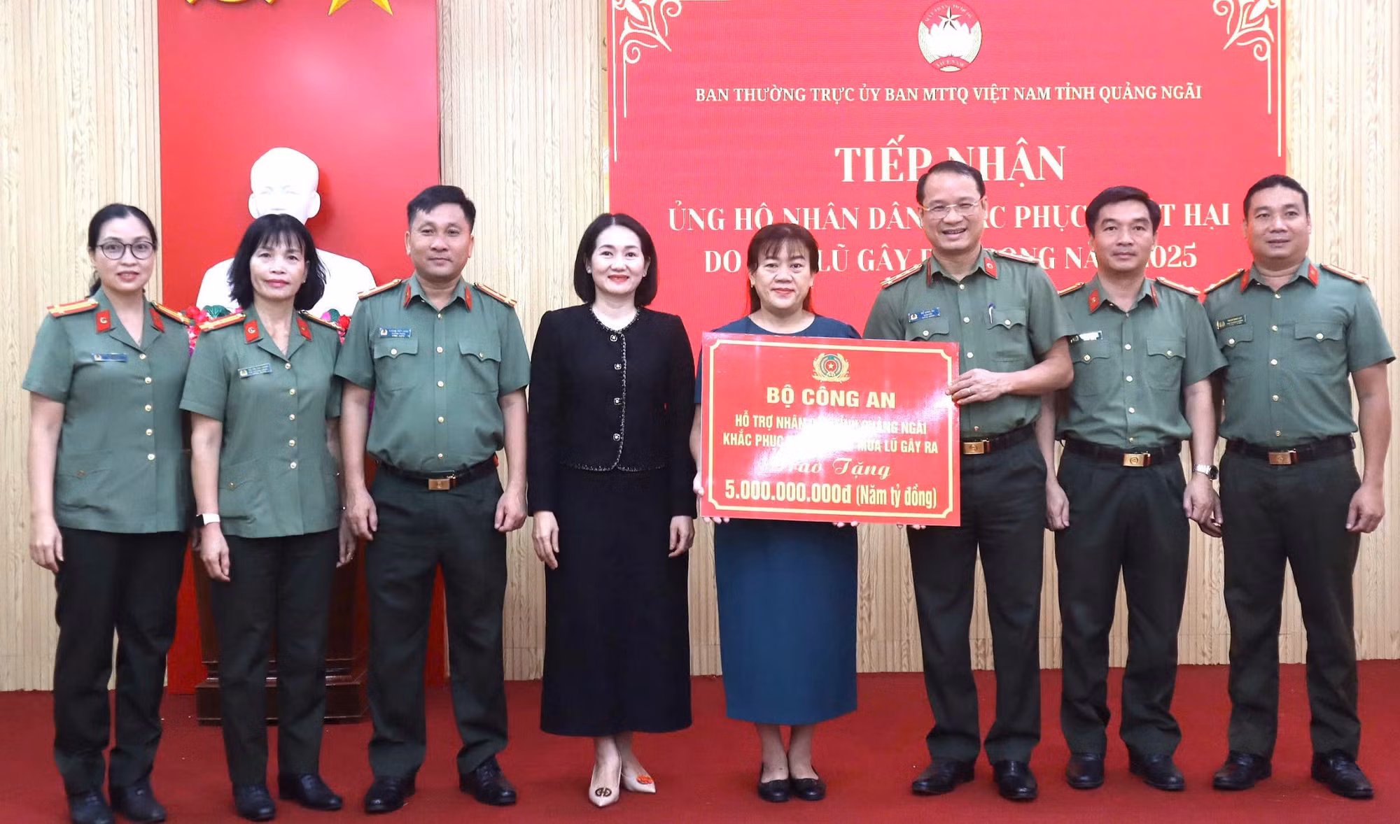 Bộ Công an trao 5 tỷ đồng hỗ trợ Quảng Ngãi khắc phục hậu quả do mưa bão -0