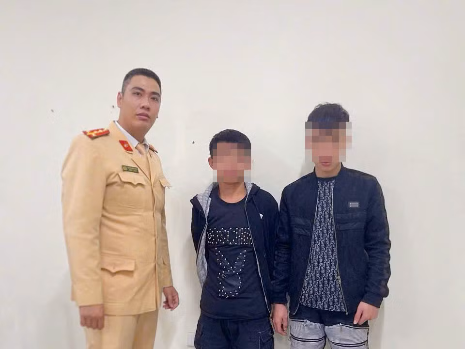 Đôi bạn nghiện rủ nhau đi mua ma túy bị CSGT bắt giữ -0