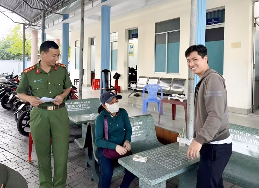 Nghĩa cử cao đẹp của người phụ nữ bán vé số -0