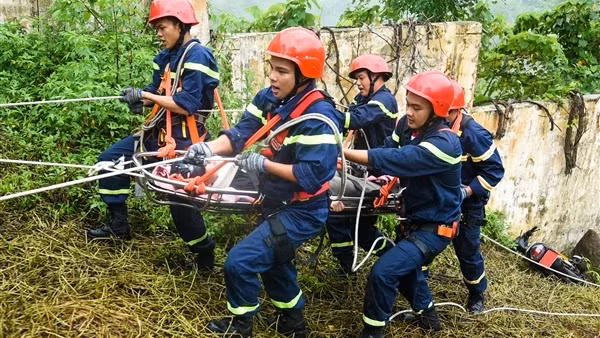 Cảnh sát diễn tập xử lý tai nạn hiểm nguy tại bán đảo Sơn Trà