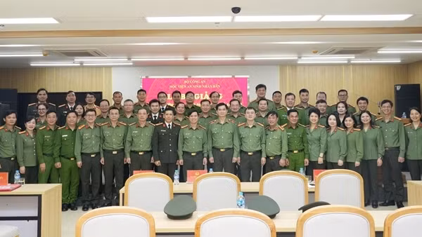 Bế giảng lớp bồi dưỡng kiến thức quốc phòng và an ninh dành cho lãnh đạo cấp Cục và tương đương