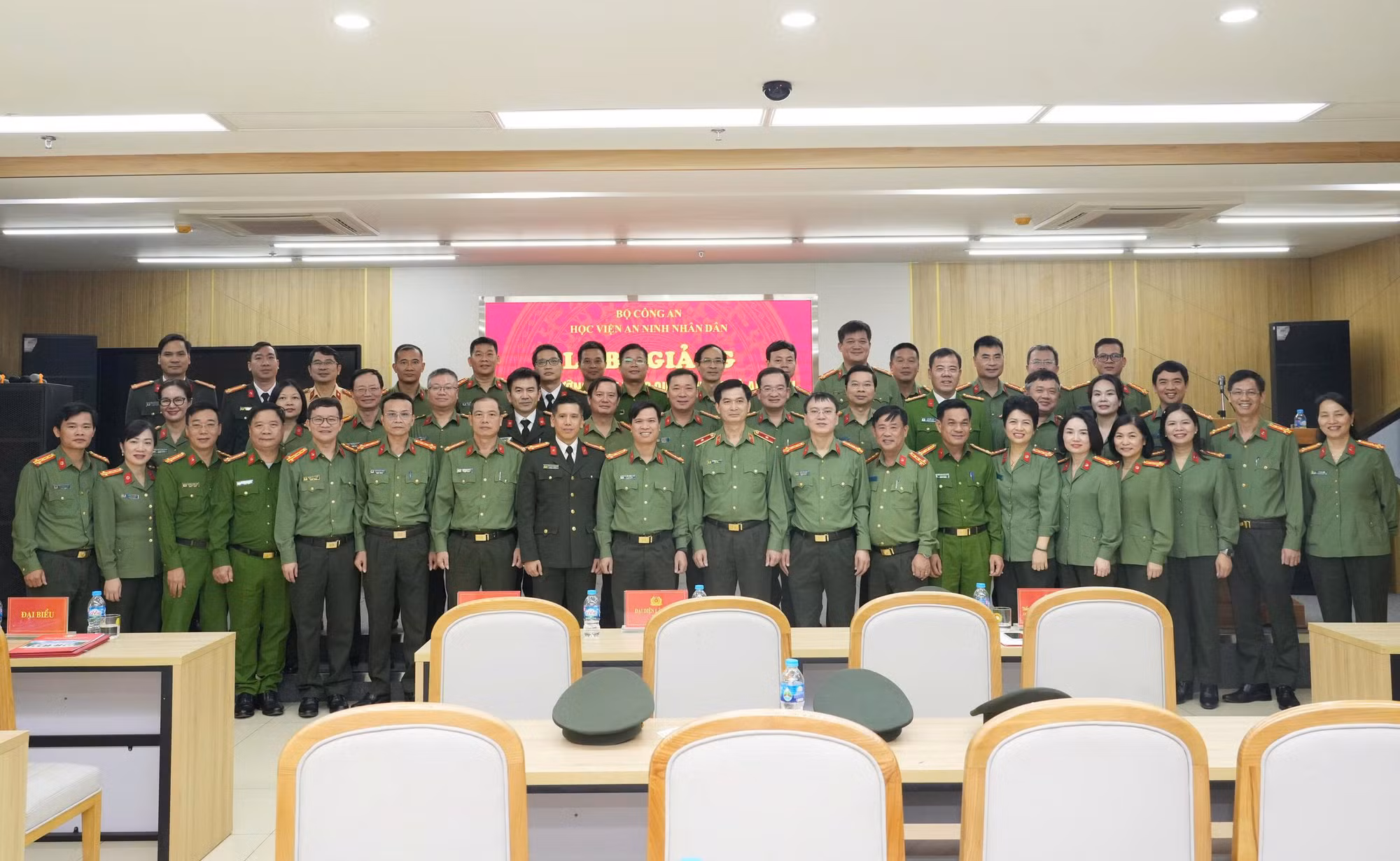 Bế giảng lớp bồi dưỡng kiến thức quốc phòng và an ninh dành cho lãnh đạo cấp cục và tương đương trong CAND -0