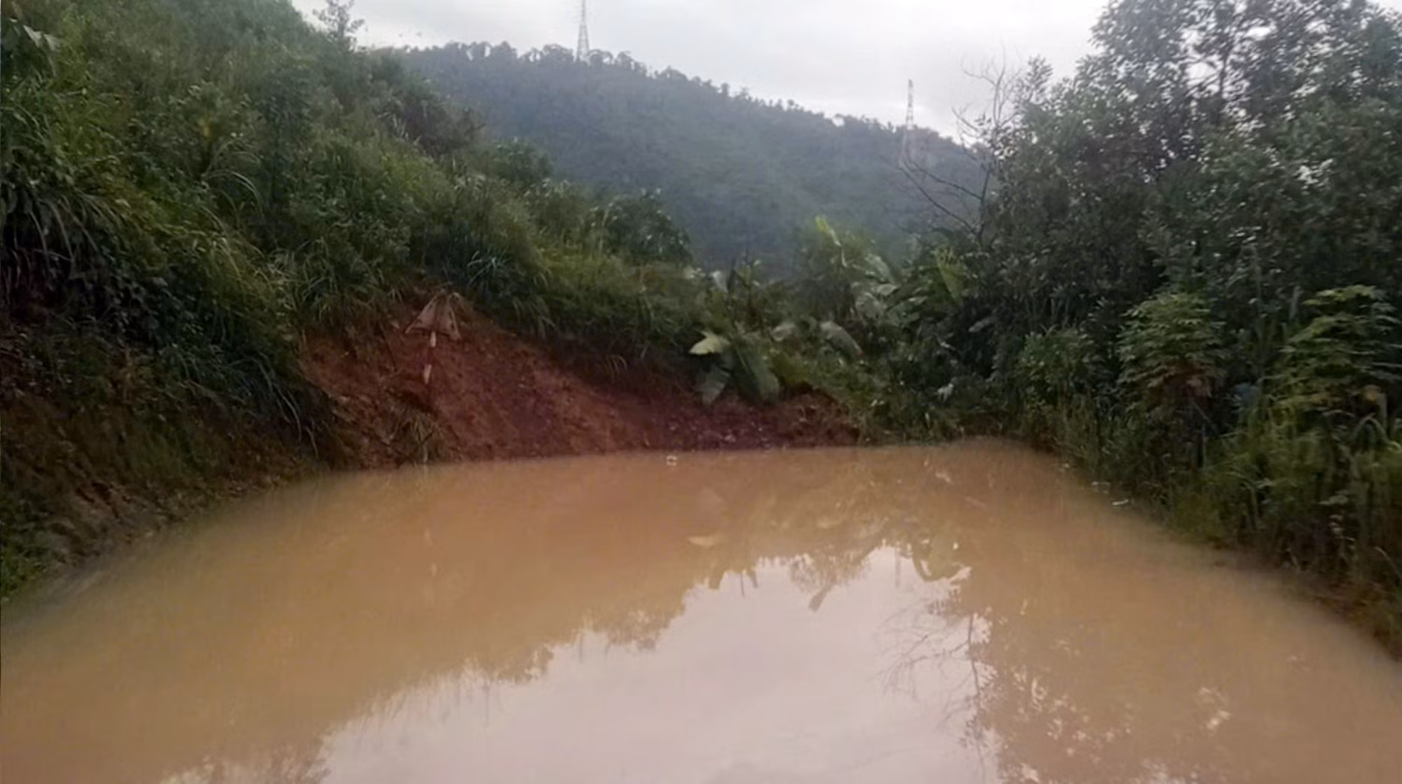 Loạt tuyến đường trọng điểm phía Tây Đà Nẵng sạt lở, giao thông chia cắt -0