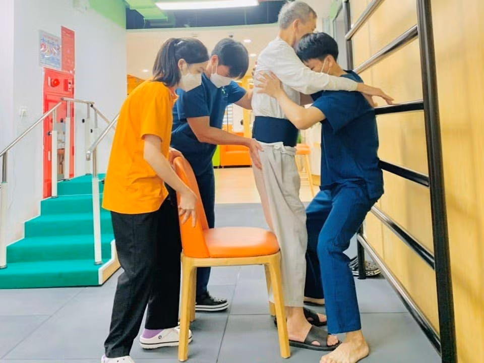 Tái sinh kỳ diệu nhờ phục hồi chức năng -0