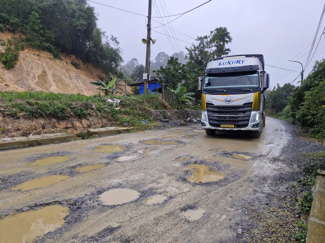 Ám ảnh khi lưu thông trên tuyến đường gần 100 tỷ thi công dở dang -1