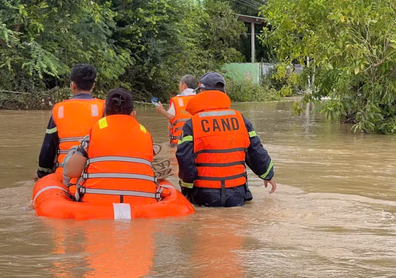 Nhiều nơi ở miền Trung lại chìm trong lũ, Công an kịp thời đảm bảo an toàn cho người dân -0