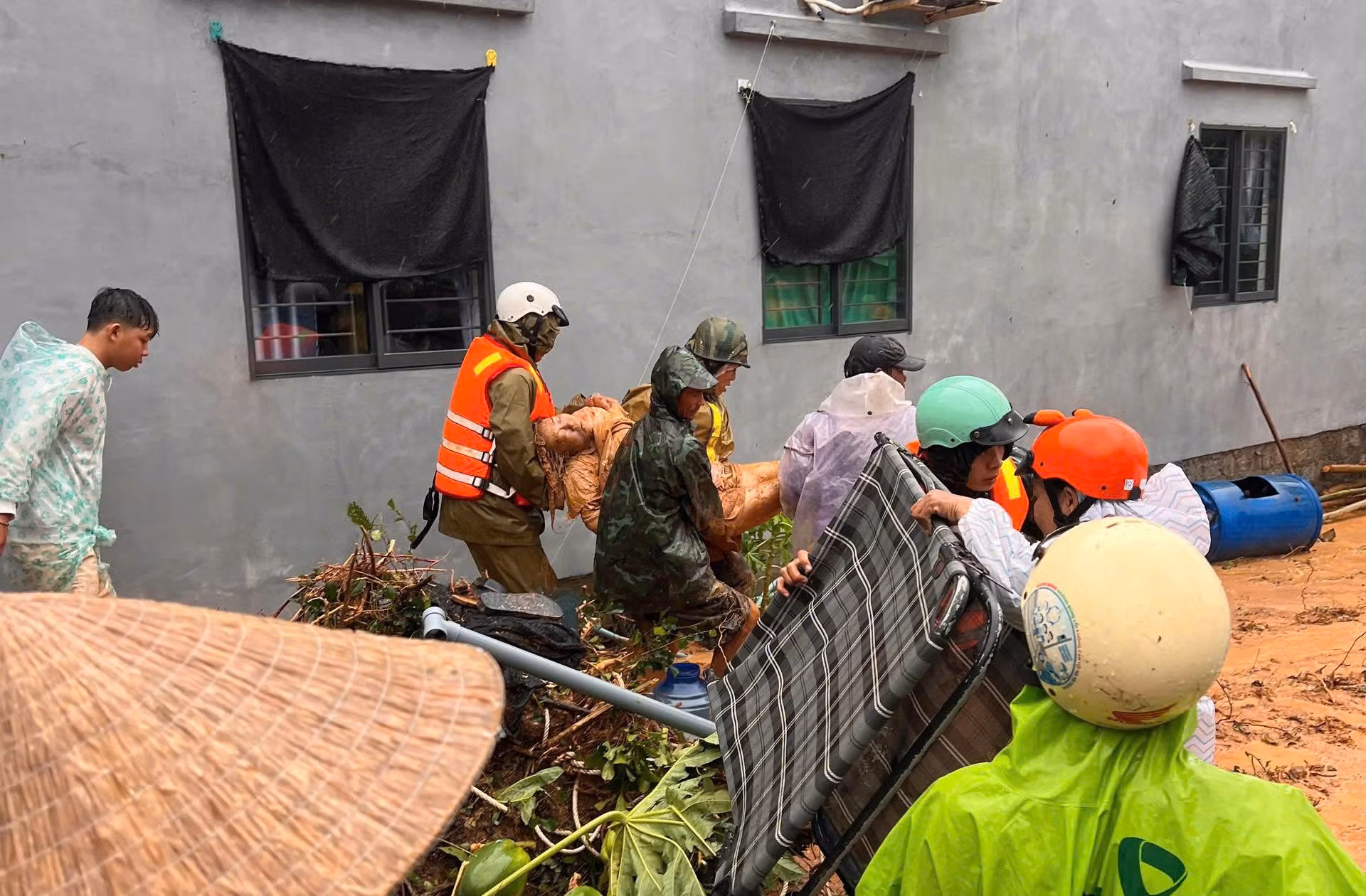 Mưa lớn gây sạt lở núi, Bí thư chi đoàn khu phố bị đất đá đè tử vong -0