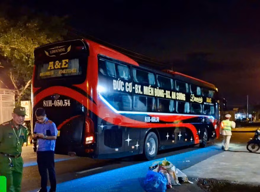 Xe khách va chạm xe máy, 2 vợ chồng tử vong -0