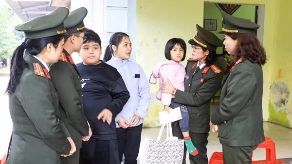 Nhận đỡ đầu 2 con của Tổ phó Tổ bảo vệ ANTT qua đời khi làm nhiệm vụ