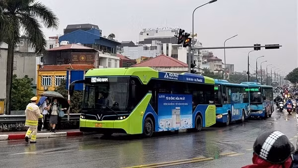 CSGT xử lý hàng loạt xe buýt tại khu vực Bắc cầu Chương Dương