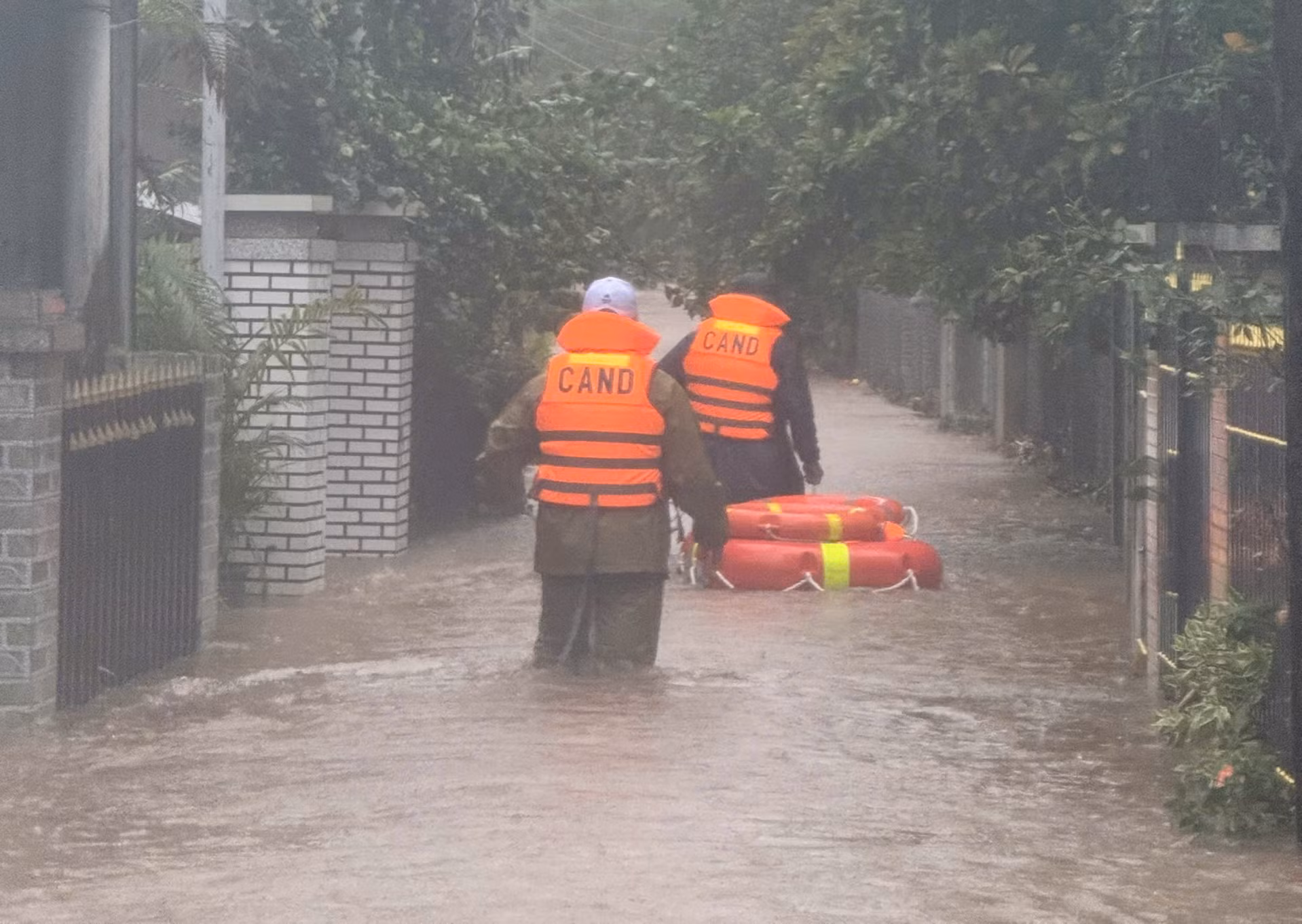 Nhiều vùng trũng phía Đông Đắk Lắk ngập trong lũ lụt, Công an nỗ lực cứu nạn cứu hộ xuyên đêm -0