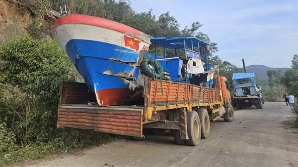 Sau bão số 13, ngư dân Đắk Lắk chạy đua sửa thuyền để vươn khơi trở lại