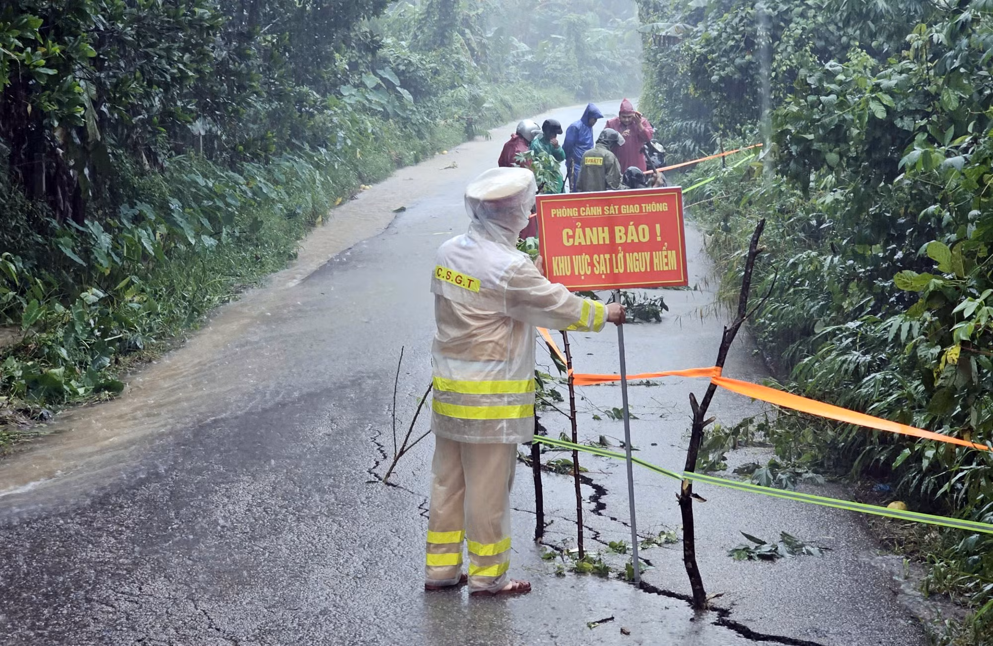 Đà Nẵng: Thông tuyến bước 1 đường Hồ Chí Minh, Quốc lộ 40B còn bị chia cắt do sạt lở -0