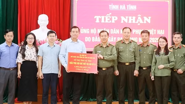 Bộ Công an trao 5 tỷ đồng hỗ trợ Hà Tĩnh khắc phục hậu quả bão số 10