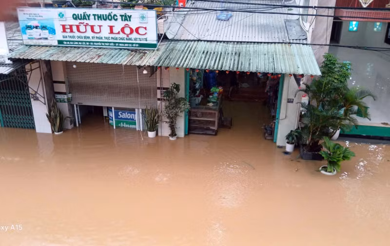 Nhiều nơi ở miền Trung lại chìm trong lũ, Công an kịp thời đảm bảo an toàn cho người dân -0