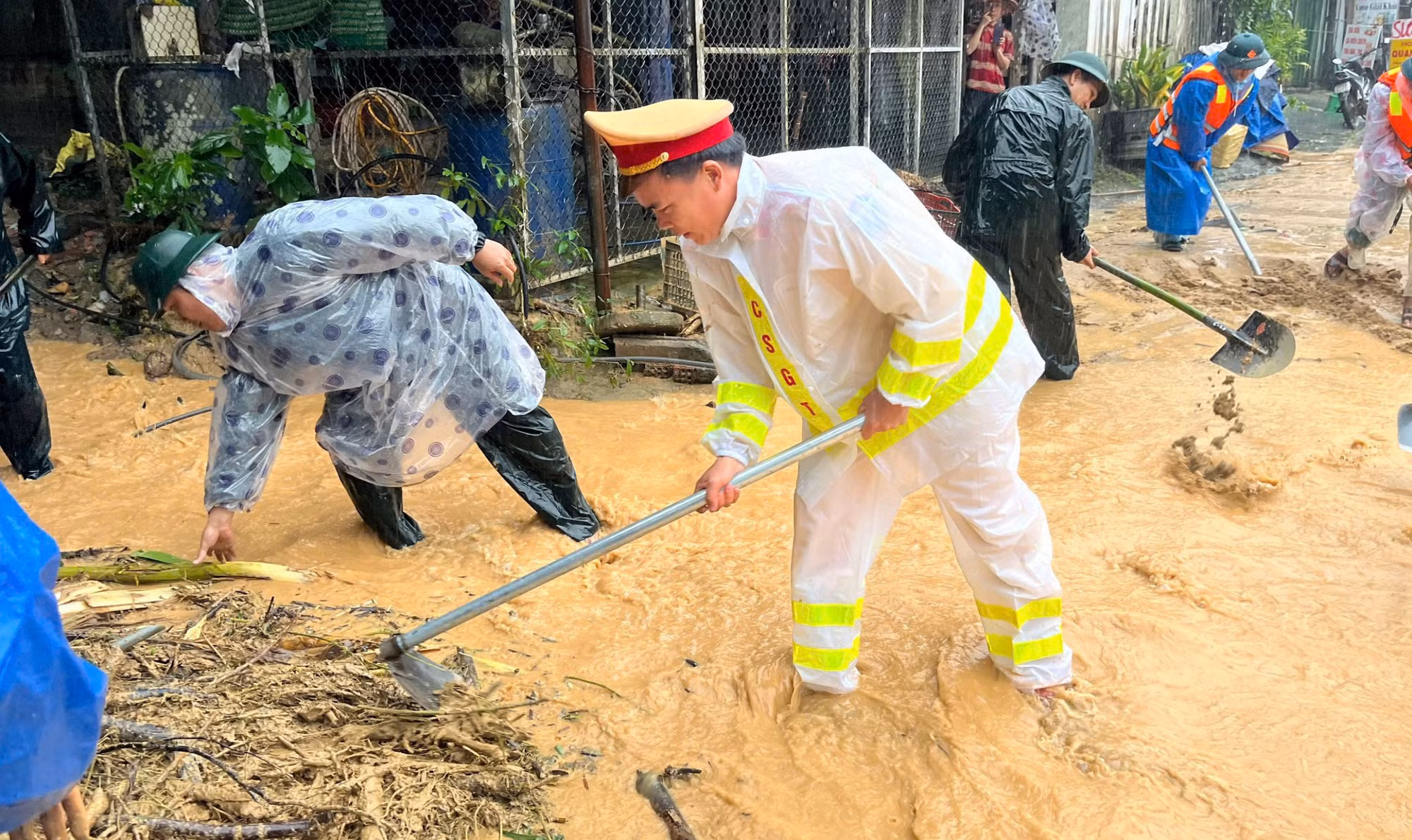 Đà Nẵng: Thông tuyến bước 1 đường Hồ Chí Minh, Quốc lộ 40B còn bị chia cắt do sạt lở -0