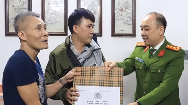 Công an&nbsp;TP Hà Nội thăm hỏi, động viên cán bộ Phòng Cảnh sát Hình sự bị thương khi làm nhiệm vụ
