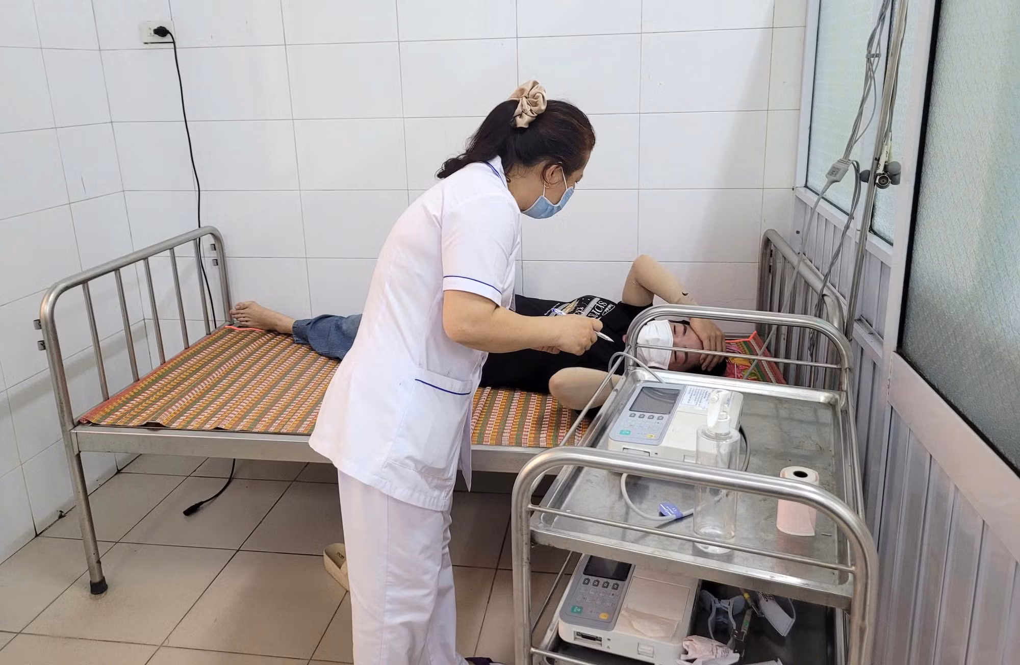 Nhiều công nhân nhập viện cấp cứu sau bữa ăn -0