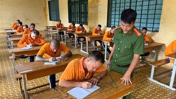 Cơ sở cai nghiện ma tuý mở lớp xoá mù chữ cho người cai nghiện