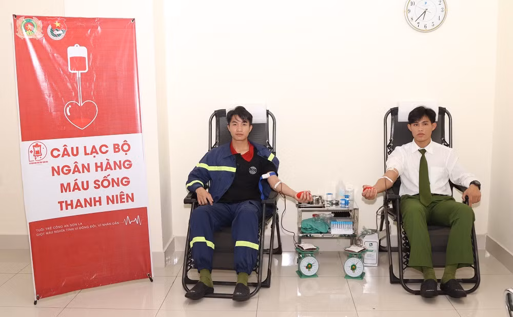 Chiến sĩ Công an Sơn La hiến máu hỗ trợ bệnh nhân 60 tuổi -0