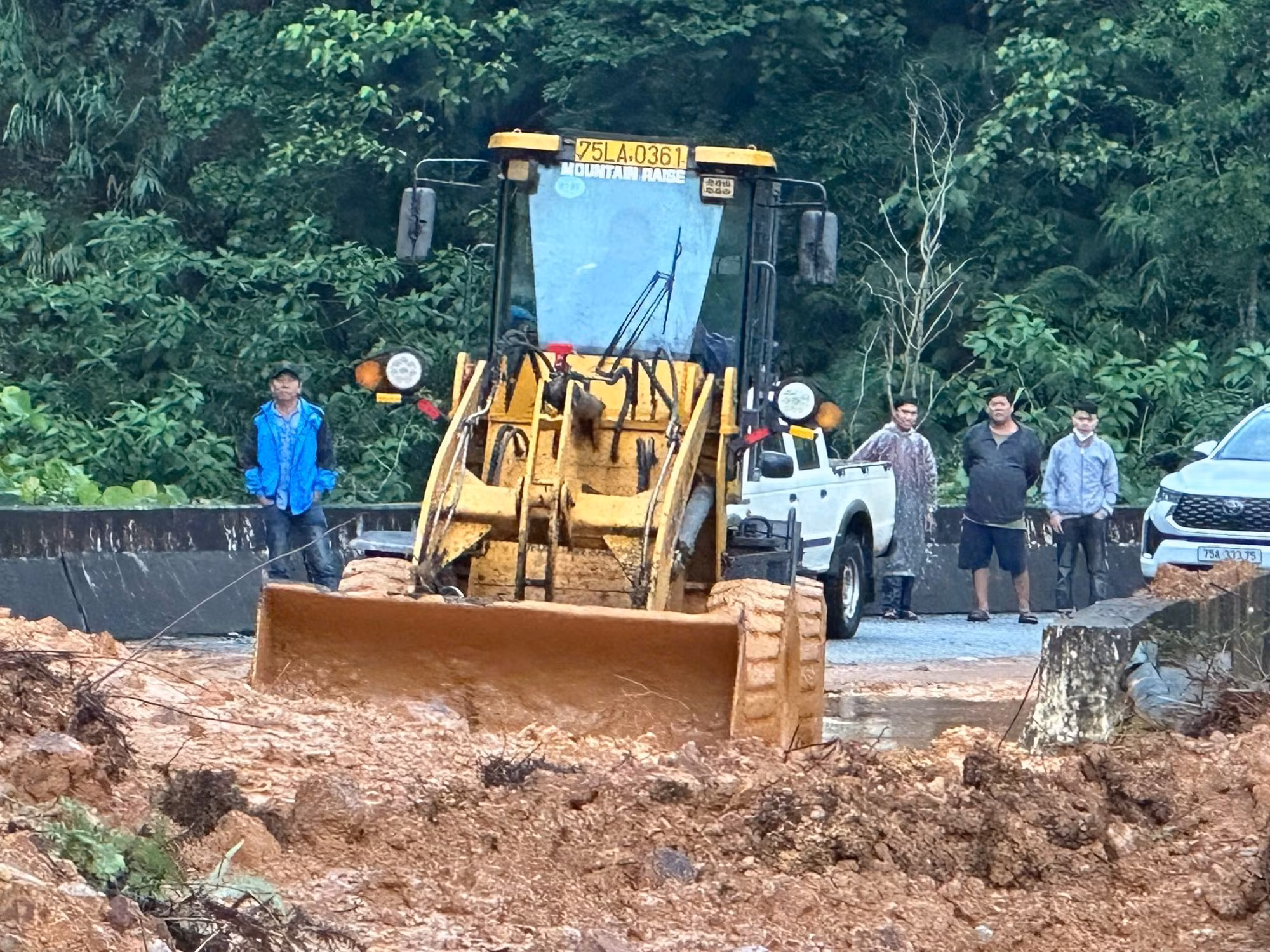 Nước lũ các sông ở TP Huế xuống chậm, còn hơn 7000 ngôi nhà bị ngập lụt -0