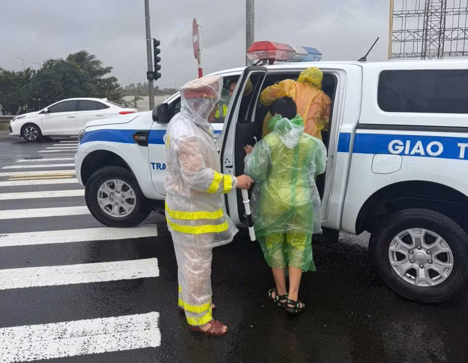 CSGT điều khiển xe công vụ vượt mưa lũ đưa sản phụ và bệnh nhân đến bệnh viện -0