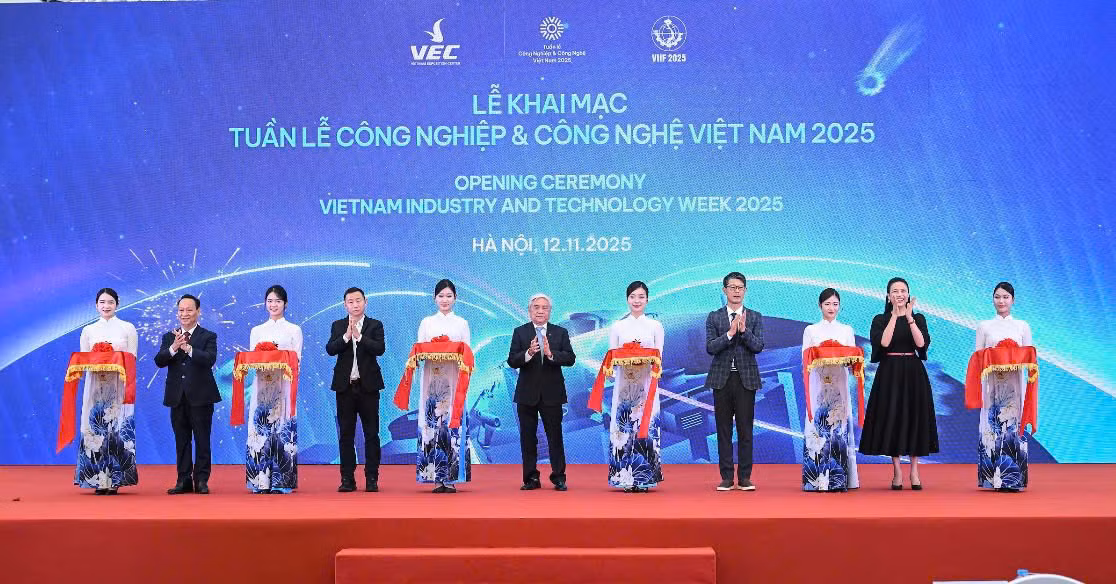 Hàng trăm doanh nghiệp trình diễn dây chuyền sản xuất thông minh tại Tuần lễ Công nghiệp 2025 -0
