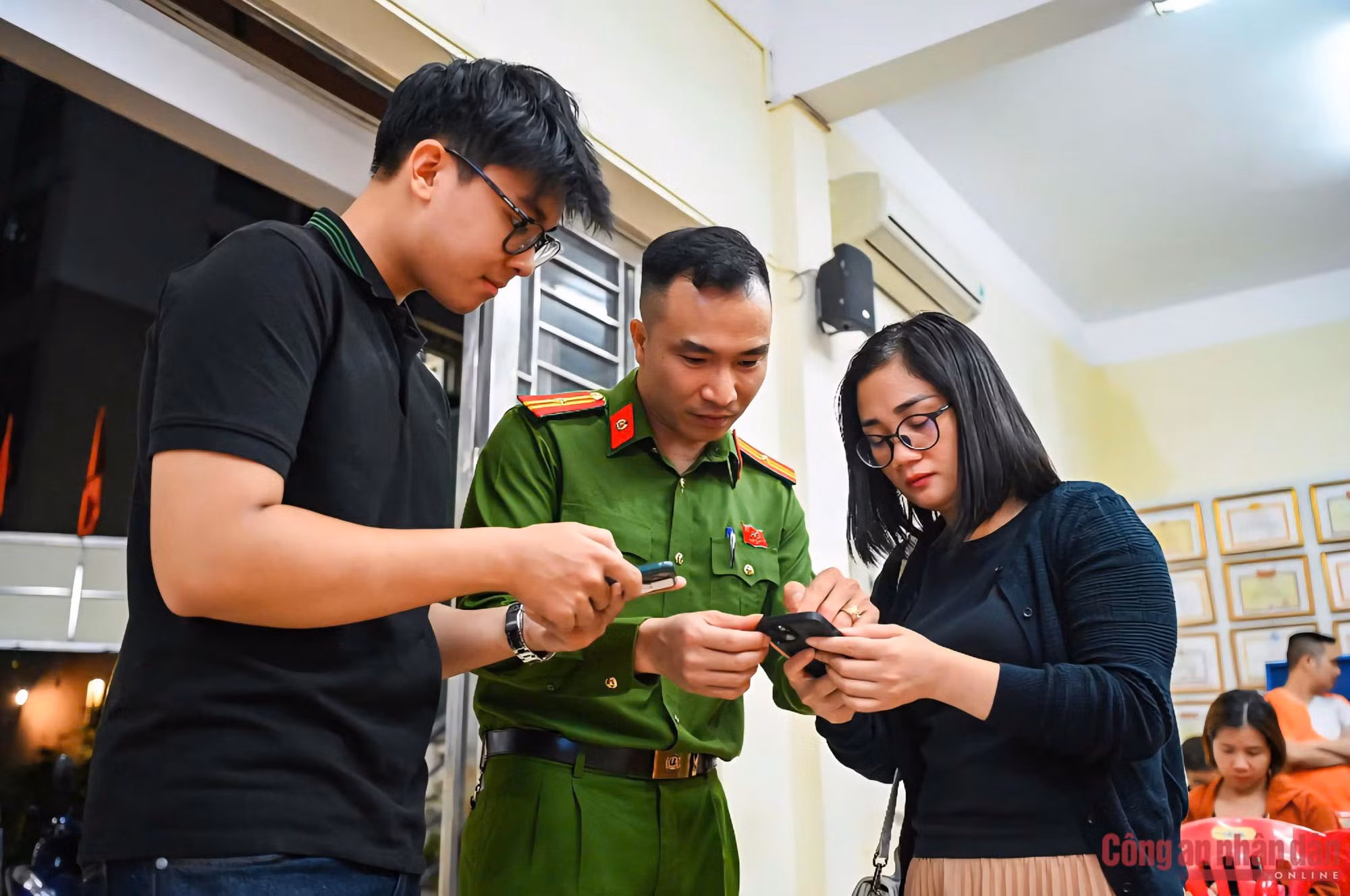 Đến từng tổ dân phố cập nhật dữ liệu đăng ký phương tiện và giấy phép lái xe -0