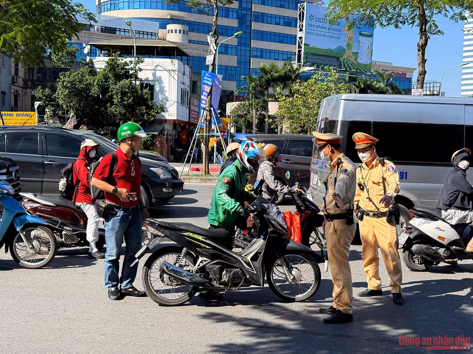 Một buổi sáng, CSGT xử lý gần 140 tài xế dán biển, dùng điện thoại khi lái xe ảnh 1 s1.jpg -0
