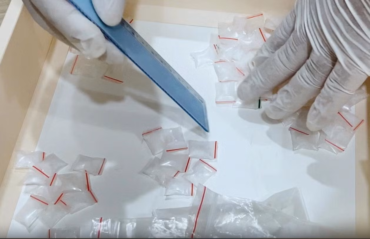 Bắt hai chị em, thu giữ gần 120 túi nilon nhỏ chứa ma túy -0