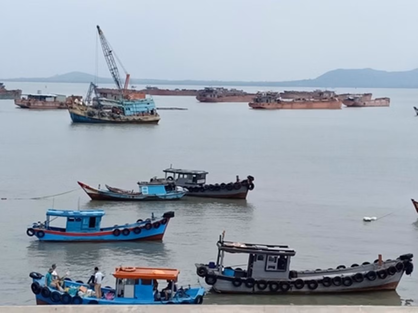 Người lái tàu thuyền có nồng độ cồn bị phạt tới 35 triệu đồng -0