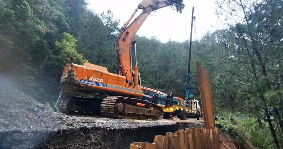 Dầm mưa khắc phục sạt lở trên đèo Mimosa Đà Lạt -0