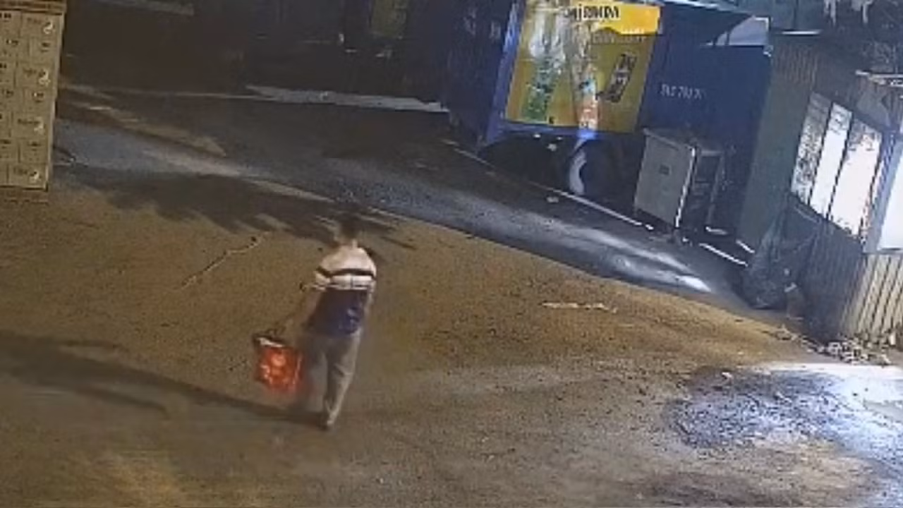 Bắt gã nhân viên mới làm vào ngày táo tợn đột nhập trộm xe ô tô -0