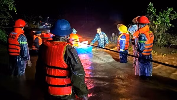 Nguy cơ sạt lở đất, sơ tán 180 người dân khẩn cấp trong đêm