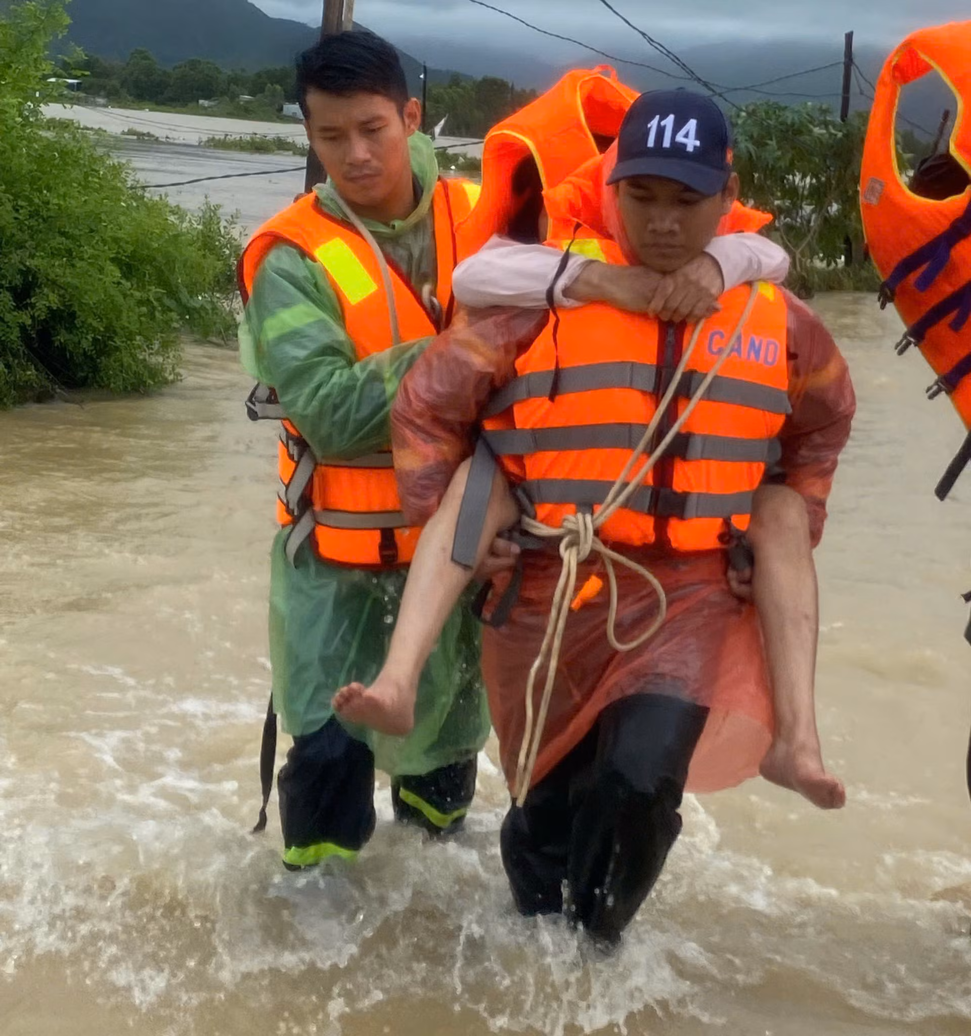 Lực lượng Công an Khánh Hòa dầm mình trong mưa lũ sư tán, cứu nạn nhiều người dân trong vùng lũ lụt -0