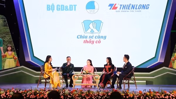 Những thầy giáo mang quân hàm xanh gieo chữ trên bản làng vùng cao