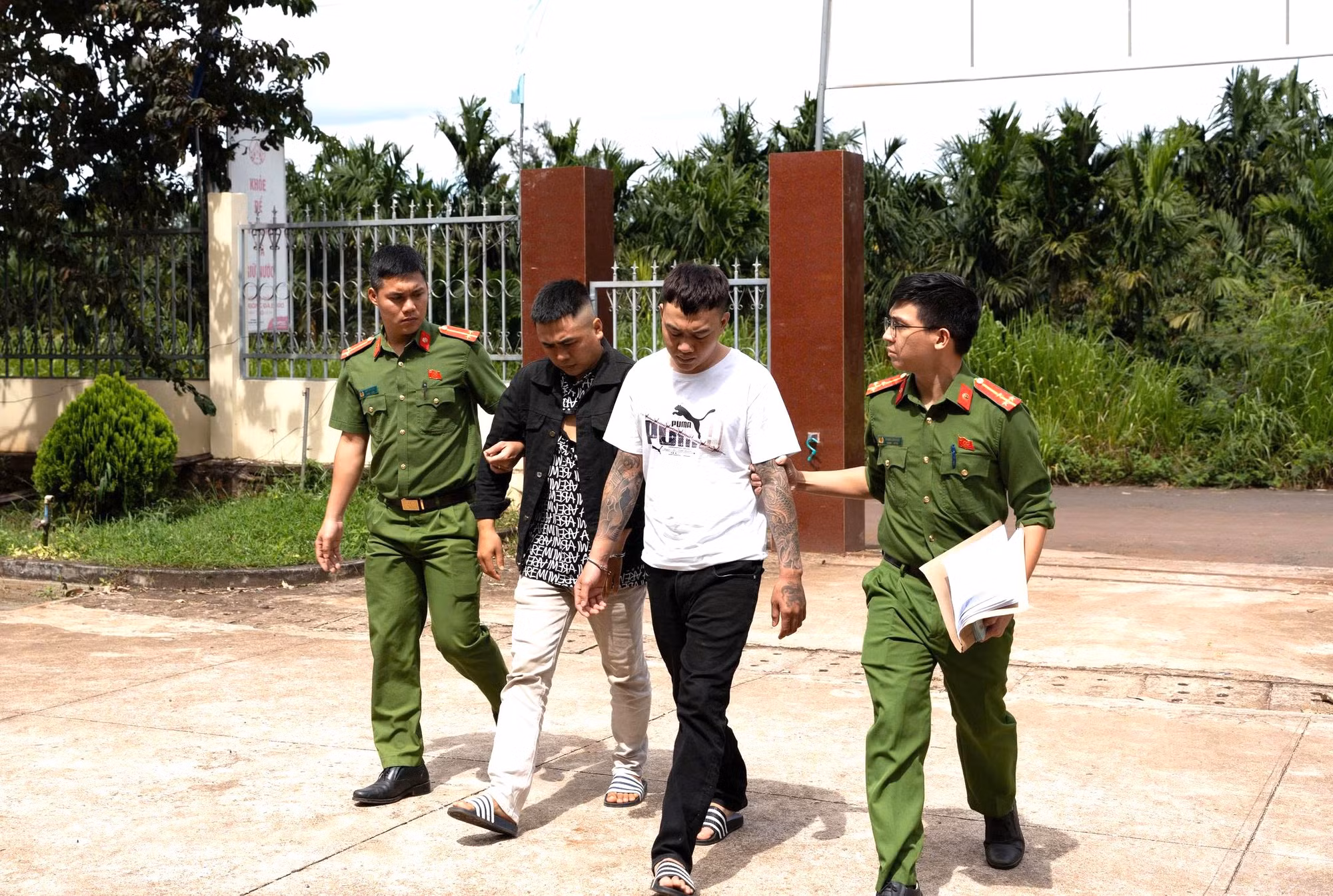 Bắt 8 đối tượng rủ nhau vào hội chợ uy hiếp tiểu thương, đòi tiền bảo kê -0