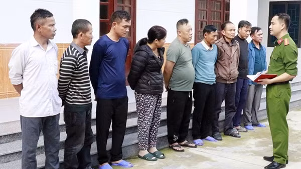 Nhóm đánh bạc dùng chiêu đến thăm hương đám hiếu rồi tụ tập “quây chiếu”