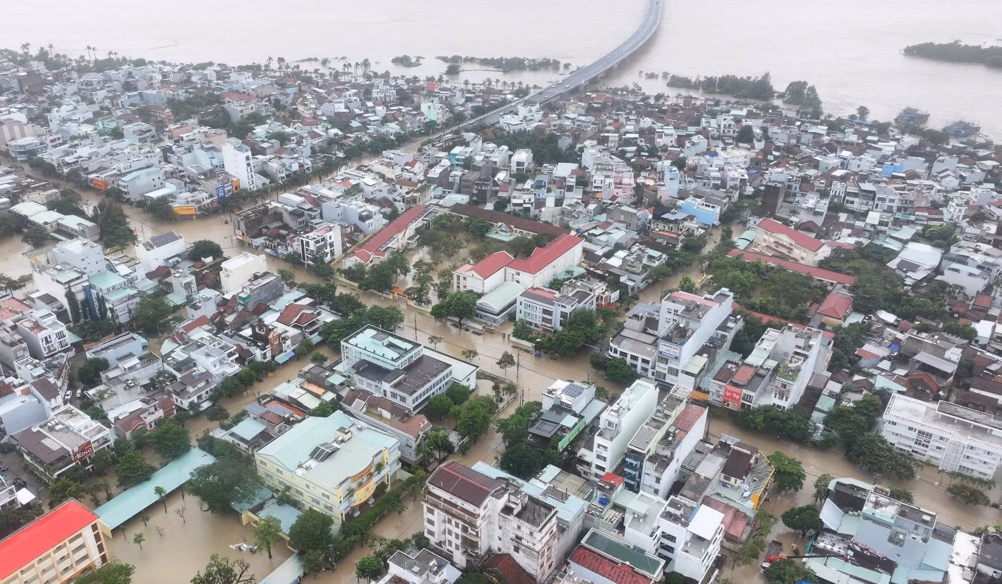 Thuỷ điện xả lũ kỷ lục, hàng nghìn ngôi nhà chìm trong biển nước -0