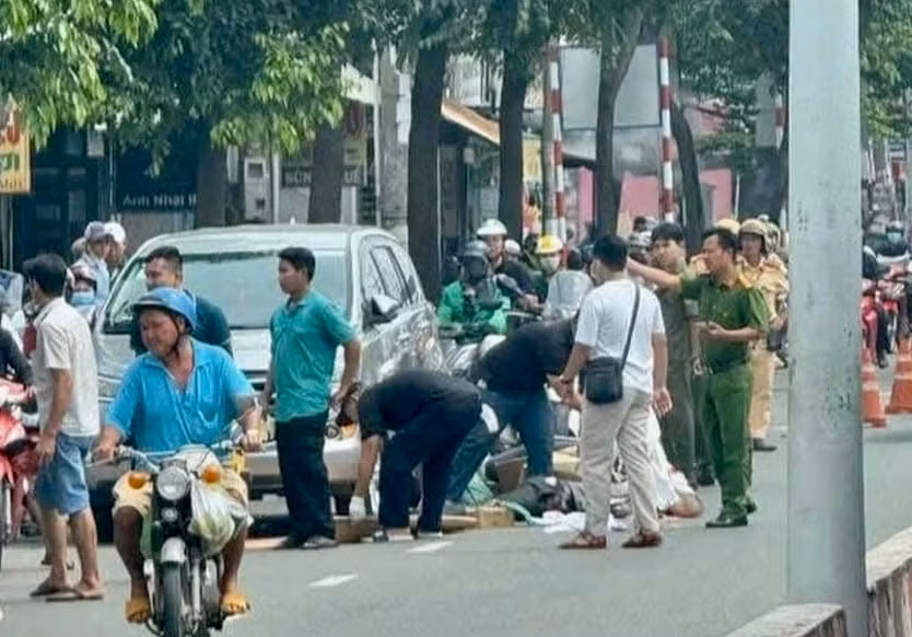 Tài xế xe ôm công nghệ tránh xe 7 chỗ bị xe đầu kéo tông tử vong -0