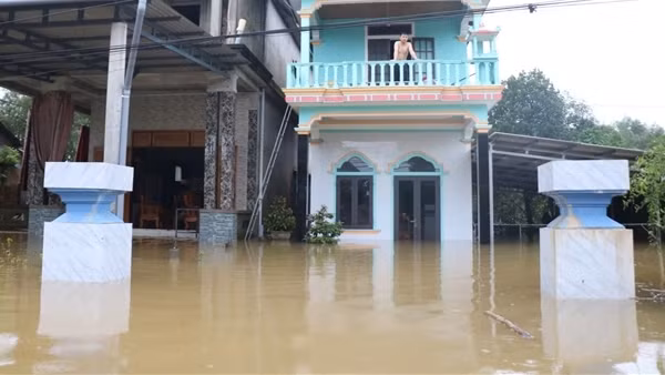 Nước lũ ở Huế đang xuống, vẫn còn hơn 7.000 ngôi nhà bị ngập